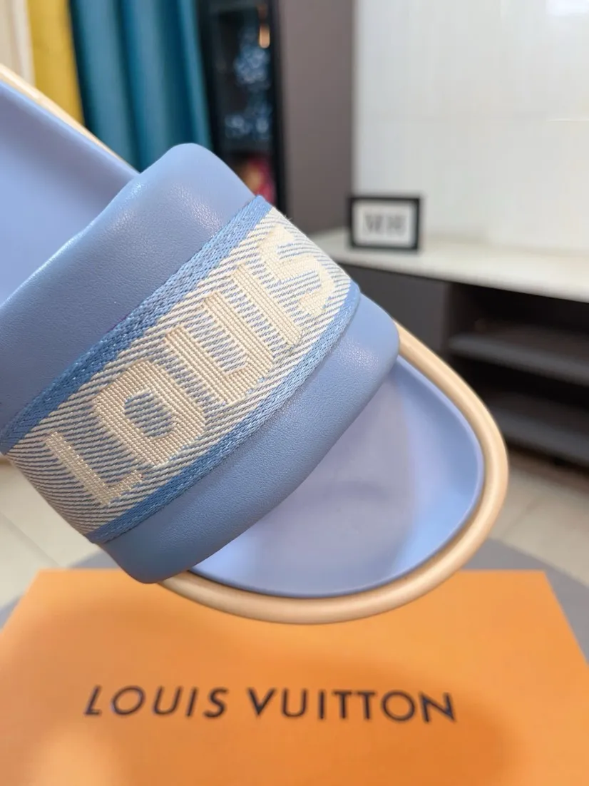 Ex-factory price 360🌹🌹 (lv-Louis Vuitton) New men's slippers, high-end boutique, exquisite embossed logo decoration on the upper, fine workmanship, super soft soles, casual, loose and comfortable, a must-have in summer! \nsize：38-44